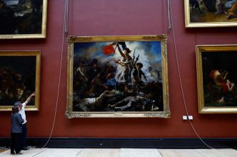 Au Musée du Louvre, deux militants interpellés après un collage autour de « La Liberté guidant le peuple »