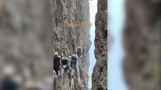 Des touristes coincés plus d'une heure au-dessus du vide sur le flan d'une montagne en raison du surtourisme en Chine