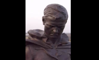 L'hommage au soldat soviétique face aux contorsions de Macron