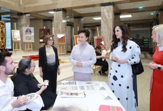 Photos : Peng Liyuan visite le Mus�e national de Serbie