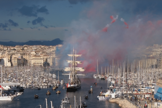La flamme olympique arrive à Marseille, accueillie par des va'a