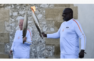 JO 2024: Basile Boli, premier relayeur de la flamme Olympique