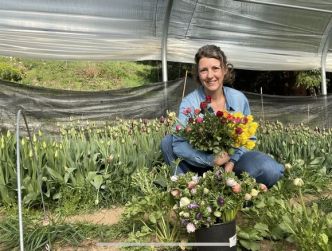 Des plages de Tahiti à la production de fleurs en Auvergne, Nelly Barbe a tout plaqué pour sa passion