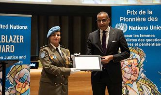 Le Commandant Ahlem Douzi reçoit le prix “Trailblazer” de l’ONU (vidéo)