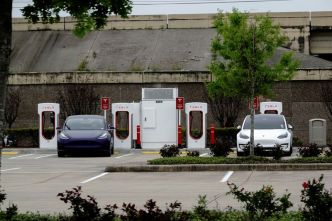 BP cherche à acheter les sites de superchargeurs de Tesla aux États-Unis, selon Bloomberg News