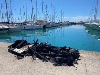 14m3 de charbon, 1500 litres de gasoil : la dépollution est toujours en cours au port de Saint-Laurent après l'incendie qui a fait coulé cinq bateaux