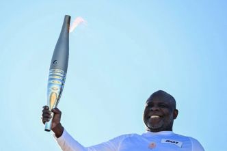 JO-2024: en attendant son arrivée dans le Var, le relais olympique a été lancé à Marseille avec un geste de solidarité pour l'Ukraine