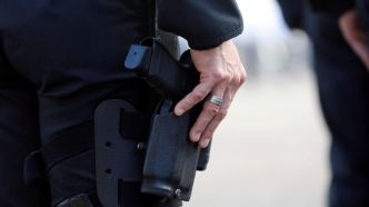 Tirs dans un commissariat à Paris : qui est l'homme qui a blessé deux policiers en s'emparant de l'arme d'un d'eux ?