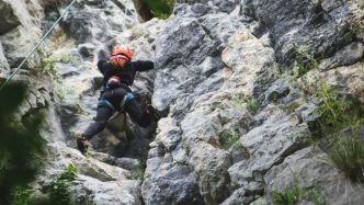 Accident mortel d'escalade : en pleine ascension, une grimpeuse de 45 ans reçoit de plein fouet un rocher de plus de 50 kg
