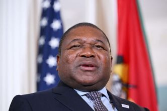Le président mozambicain déclare que la ville du nord est attaquée par les islamistes