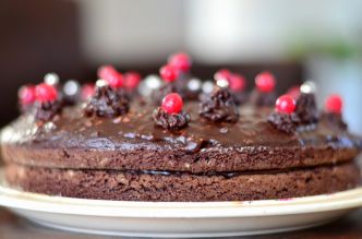 Gâteau de fête au chocolat, pralin et mûres (vegan, sans gluten)