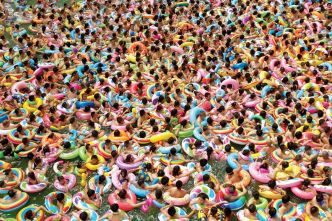 6000 people cram into one pool in China to beat the heat