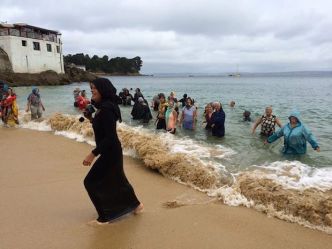 Des Bretons se baignent habillés en solidarité avec les femmes en burkini