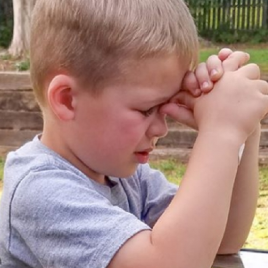 La photo d’un garçon de 4 ans qui prie pour son papy atteint de la COVID-19 enflamme le Web