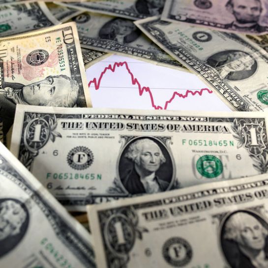 Le dollar tombe à son plus bas niveau depuis un mois en raison de l'assouplissement des paris sur la hausse des taux de la Fed