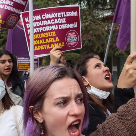 En Turquie, des femmes manifestent avant l'ouverture du procès d'une ONG féministe