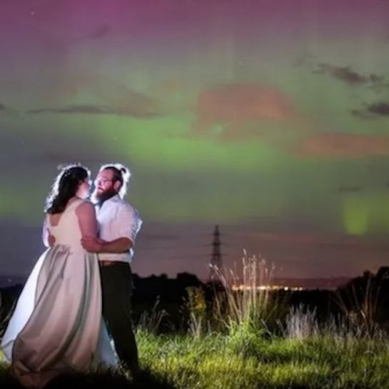 Ce couple a pris la pose devant une magnifique aurore boréale le jour de son mariage