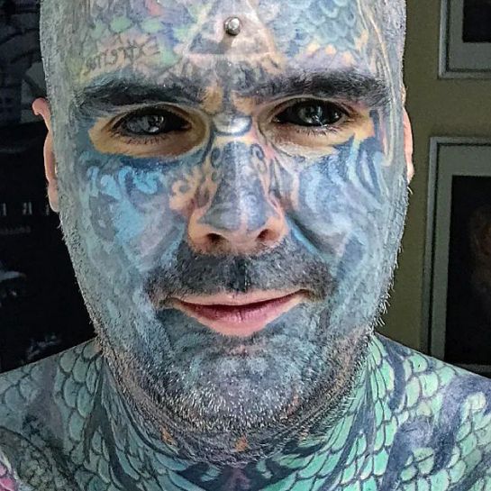 Cet homme dont le corps est couvert de tatouages à 90 % affirme avoir été caché par son patron à cause de ses tatouages