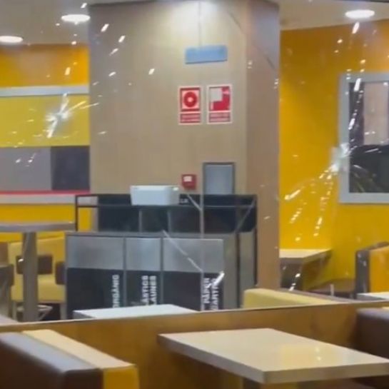VIDEOS Espagne : Il attaque un centre commercial à la hache à une heure de grosse affluence, l'assaillant maîtrisé par un policier en congé