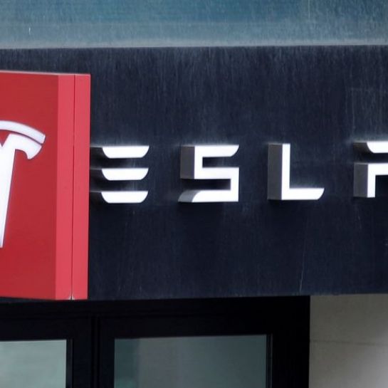 Tesla-Les suppressions d'emplois touchent ses principaux marchés mondiaux-sources