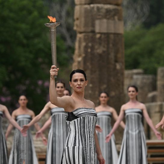 JO-2024: le relais de la flamme olympique a commencé après son allumage en Grèce