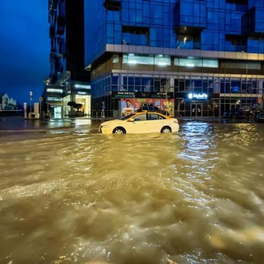 Deux ans de pluie en 24 h, aéroport à l'arrêt, écoles fermées... Des inondations spectaculaires ravagent Dubaï