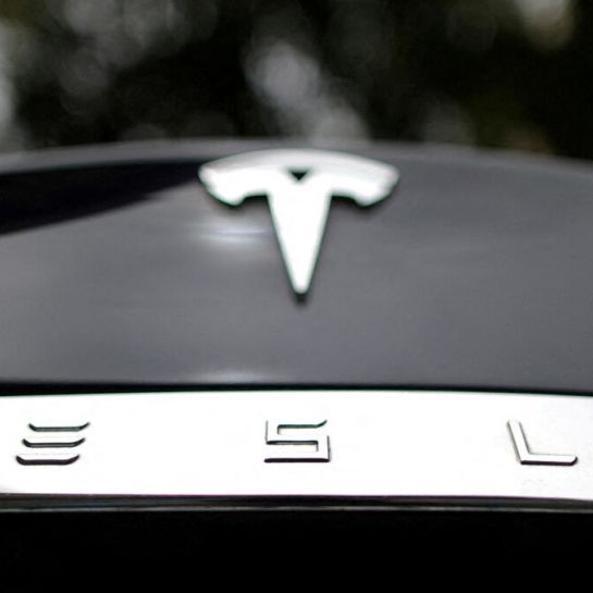 États-Unis : une conductrice bloquée dans sa Tesla pendant plus de quarante minutes sous 46 °C
