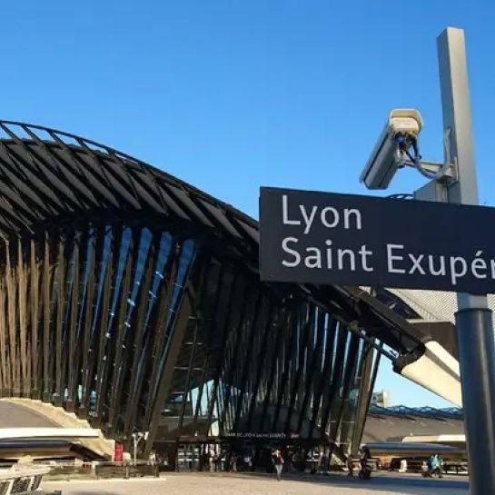 Par peur de rater son vol, il appelle l'aéroport de Lyon pour une fausse alerte à la bombe