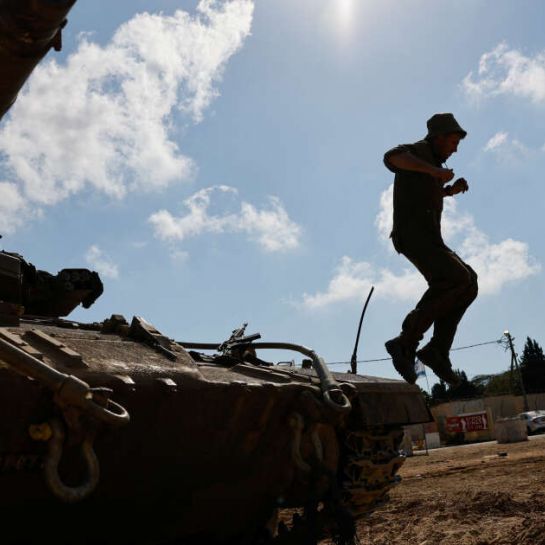 "C'est comme poser à côté d'une Ferrari” : le succès des Israéliens en uniforme sur les applis de rencontres