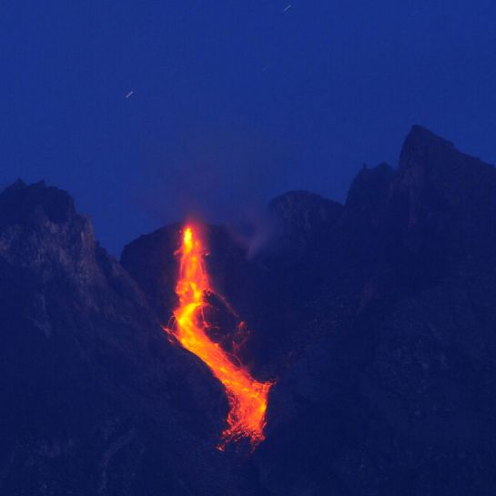 Une touriste meurt en tombant dans un volcan actif en Indonésie, alors qu'elle posait pour une photo