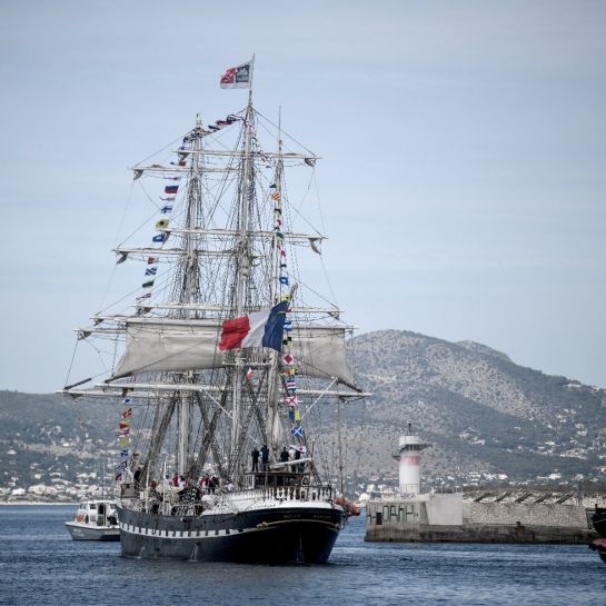 Grèce: le voilier Belem met le cap sur la France avec la flamme olympique à bord