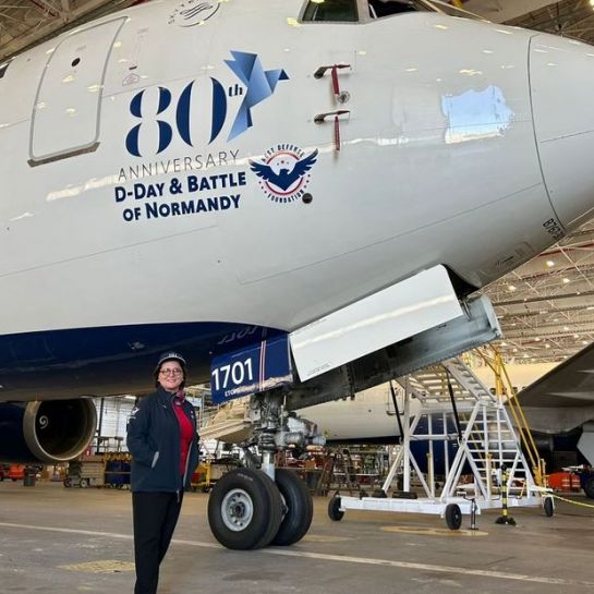 80 ans du Débarquement. Un avion de la Delta Air Lines aux couleurs du 80ᵉ anniversaire du Débarquement transportera 60 vétérans américains