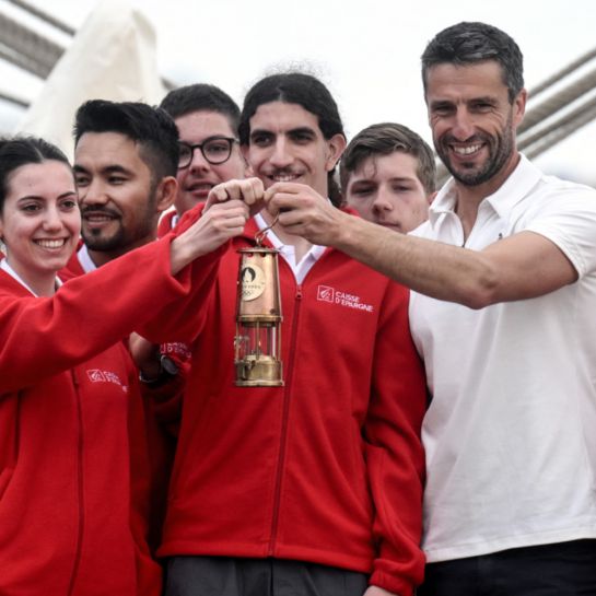 «Un immense privilège» : 16 jeunes Français accompagnent la flamme olympique à bord du Belem