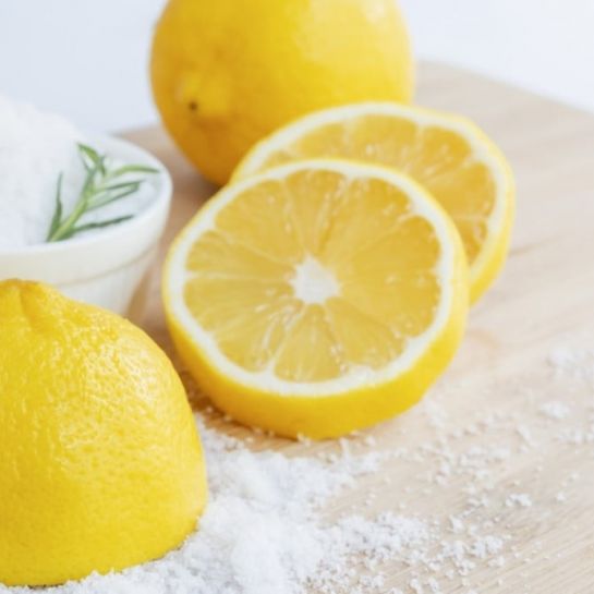 Citron et sel : voici comment les utiliser pour nettoyer naturellement votre intérieur