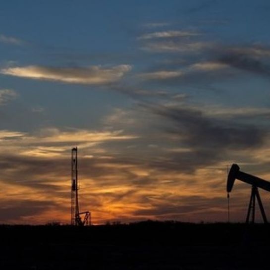 Le pétrole recule en raison de l'augmentation des stocks américains et des attentes prudentes en matière d'offre