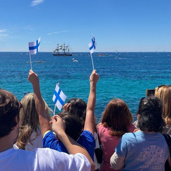 Flamme olympique à Marseille : "L'histoire se déroule au bout de notre rue" : les Marseillais se rassemblent sur la Corniche pour admirer le Belem et la parade maritime