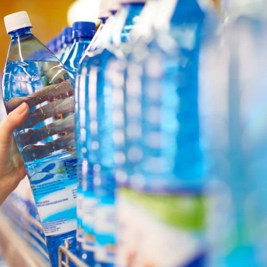Ces grandes marques de bouteilles d'eau très connues contaminées ne les buvez plus